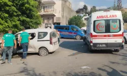 Hatay'da ambulans ile hafif ticari aracın çarpışması sonucu 9 kişi yaralandı