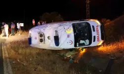 Ambulans şarampole devrildi: 3 yaralı