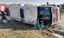 Ambulansla otomobilin çarpıştığı kazada 7 kişi yaralandı