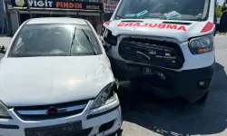 Ambulans ile otomobil çarpıştı: 2 kişi yaralandı