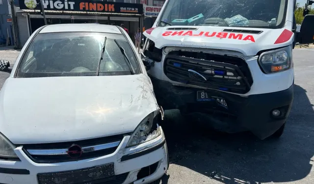 Ambulans ile otomobil çarpıştı: 2 kişi yaralandı
