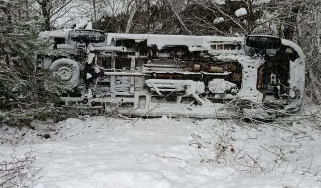 Ambulans Şarampole Devrildi: 3 Sağlık Personeli Yaralı