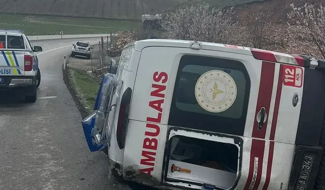 Hasta taşıyan ambulans kaza yaptı