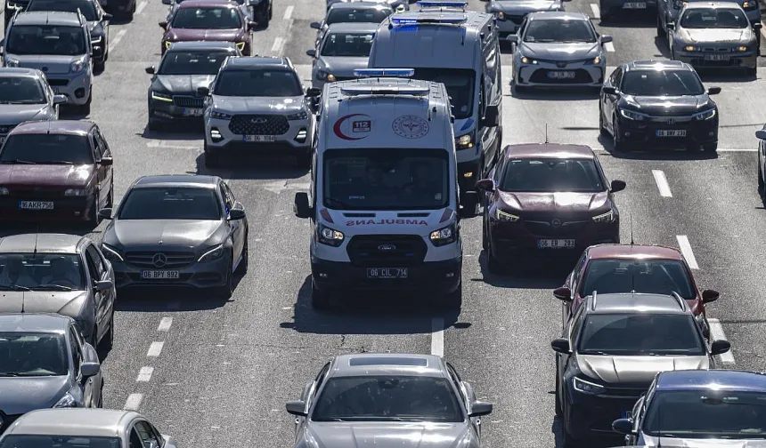 Ambulansa Yol Vermeyenin Ehliyeti İptal Edilecek