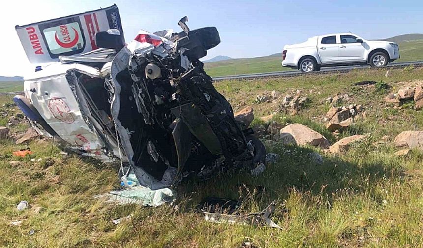 Ambulans şarampole uçtu: 1'i doktor 4 kişi yaralandı