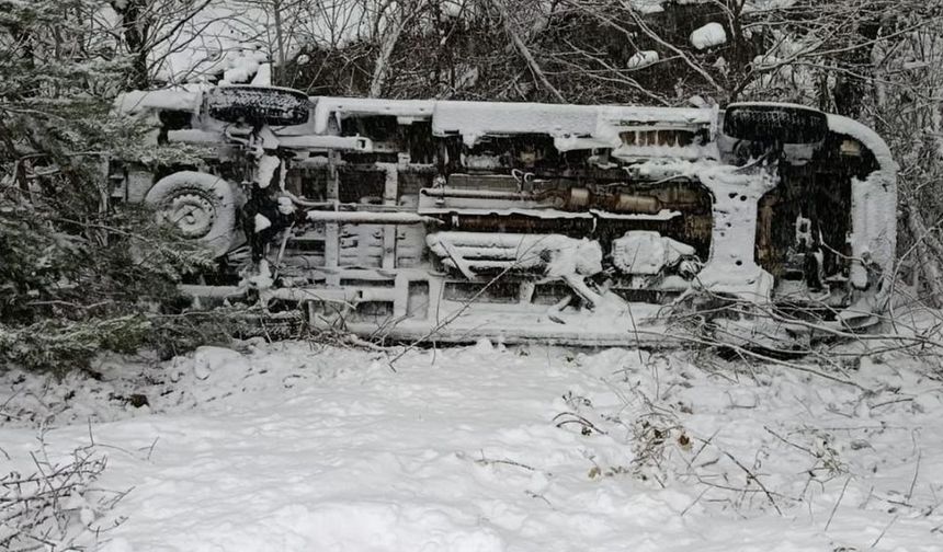 Ambulans Şarampole Devrildi: 3 Sağlık Personeli Yaralı