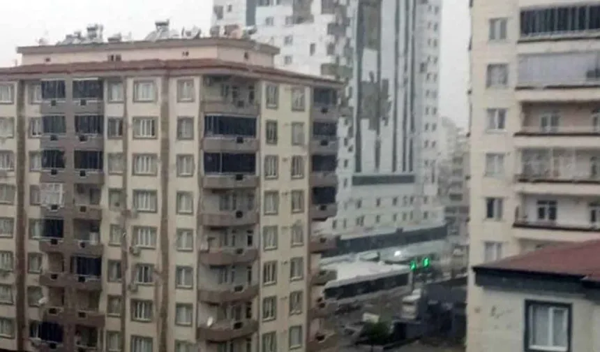 Hastanenin dış cephesi kağıt gibi söküldü!